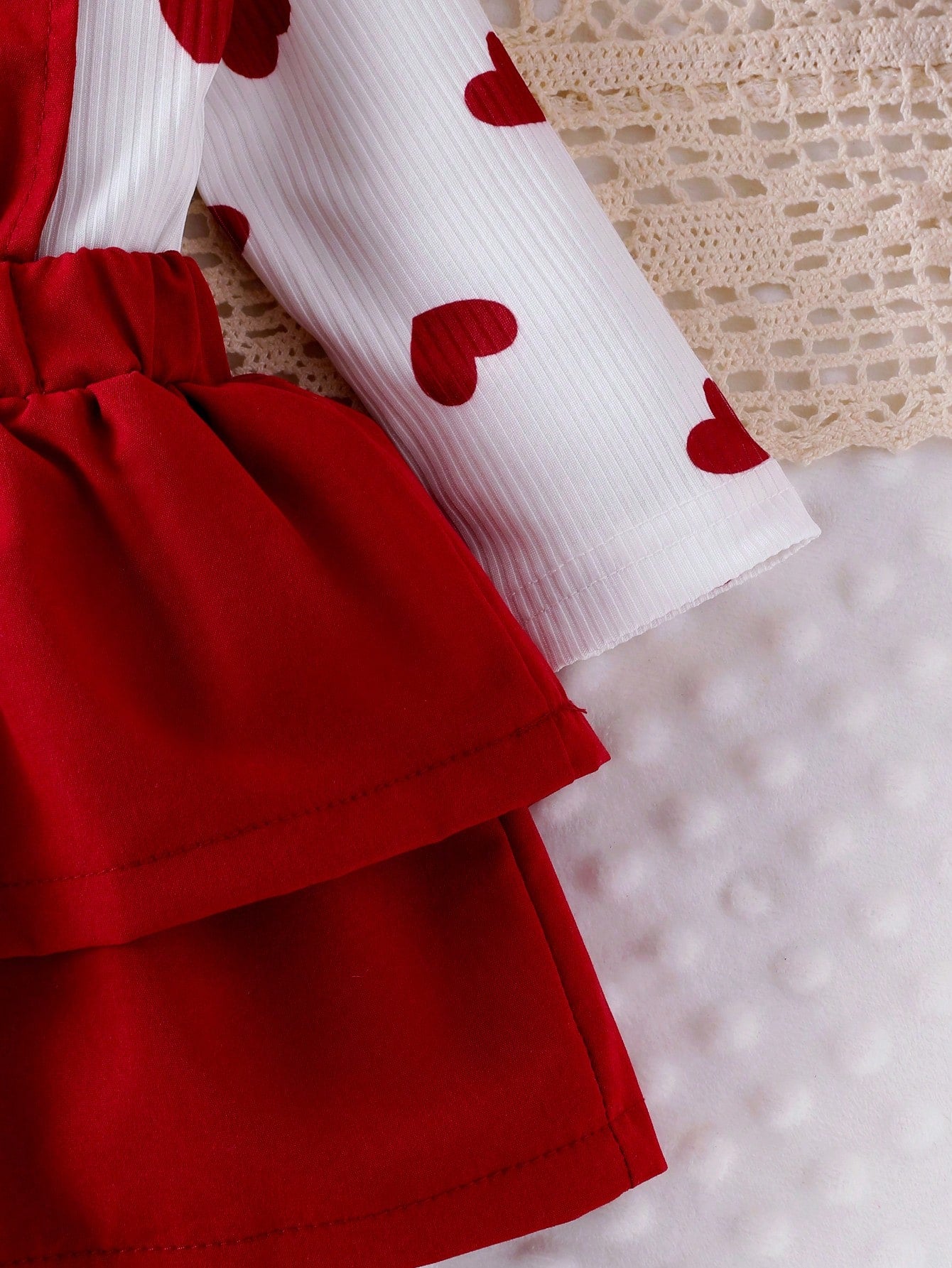 Prenda roja conjunto para bebe detalle de falda de dos capas