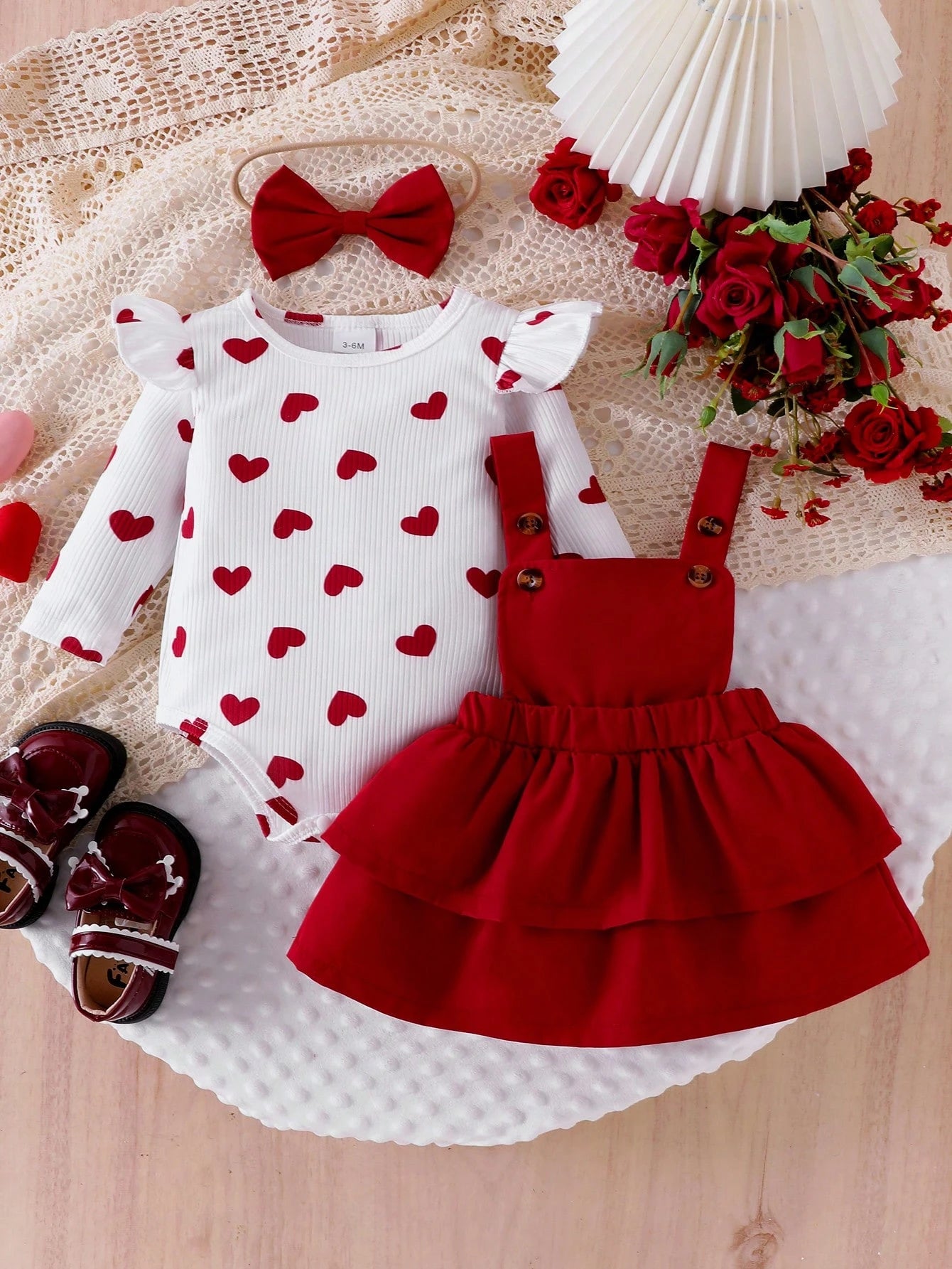 Prenda roja conjunto de corazones para bebe con falda y diadema vista frontal