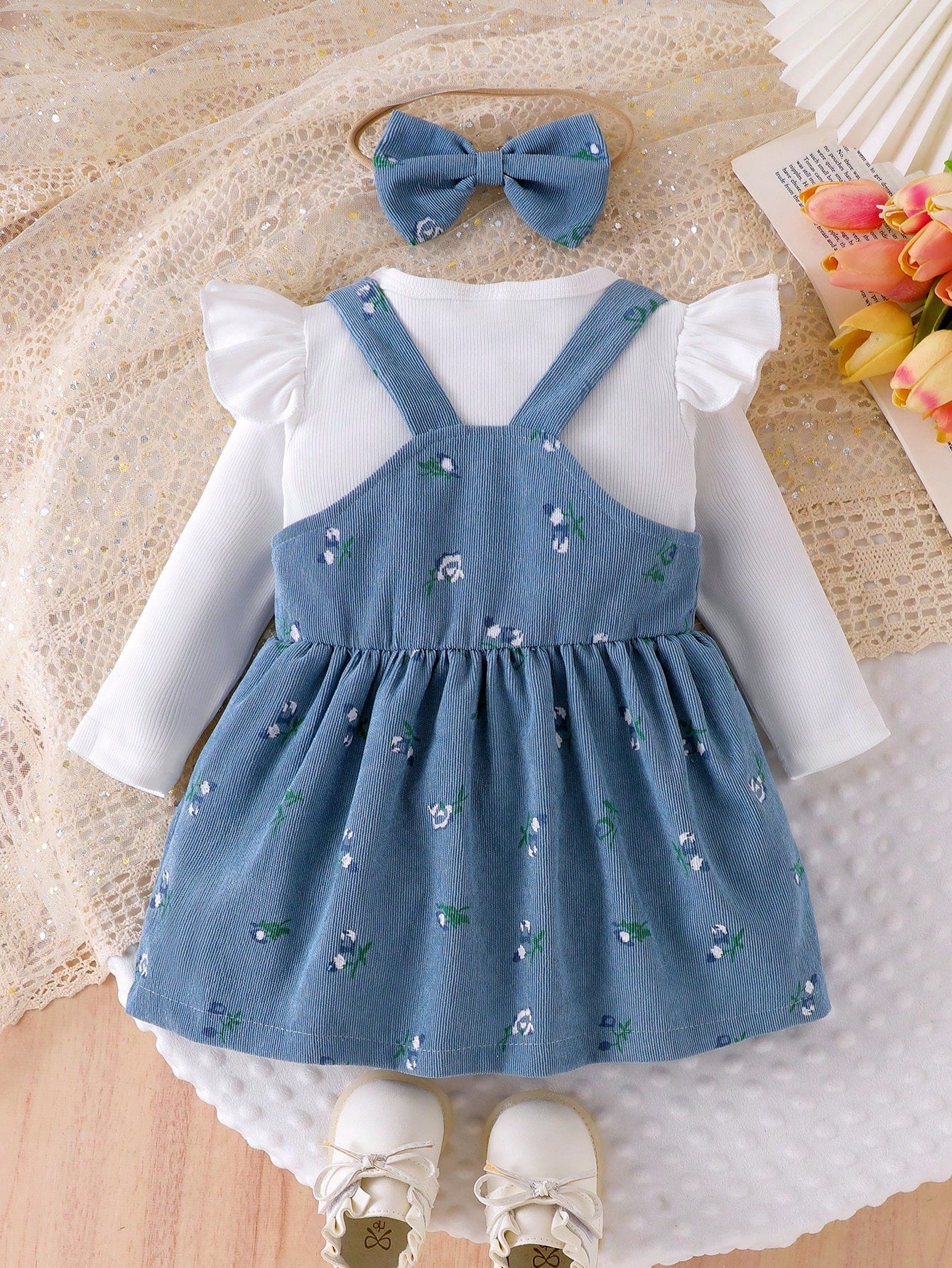 Prenda azul conjunto para bebe con vestido floral vista trasera
