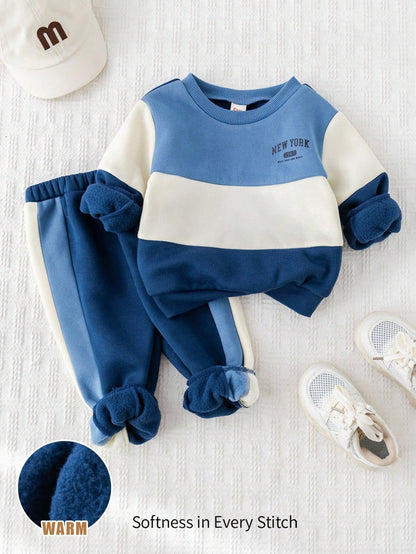 Conjunto azul con suéter cálido y pantalón cómodo para bebé