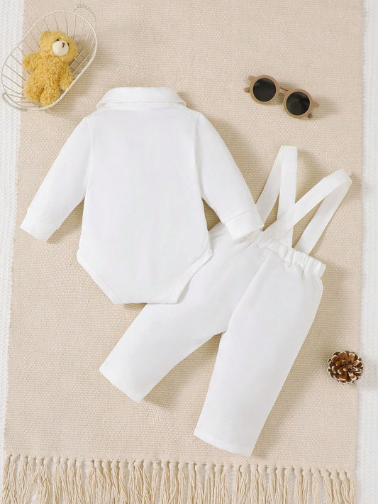 Conjunto blanco para bebé con pelele y pantalón de tirantes, vista trasera.