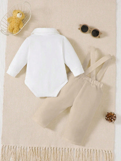 Prenda caqui conjunto para bebe con tirantes vista trasera
