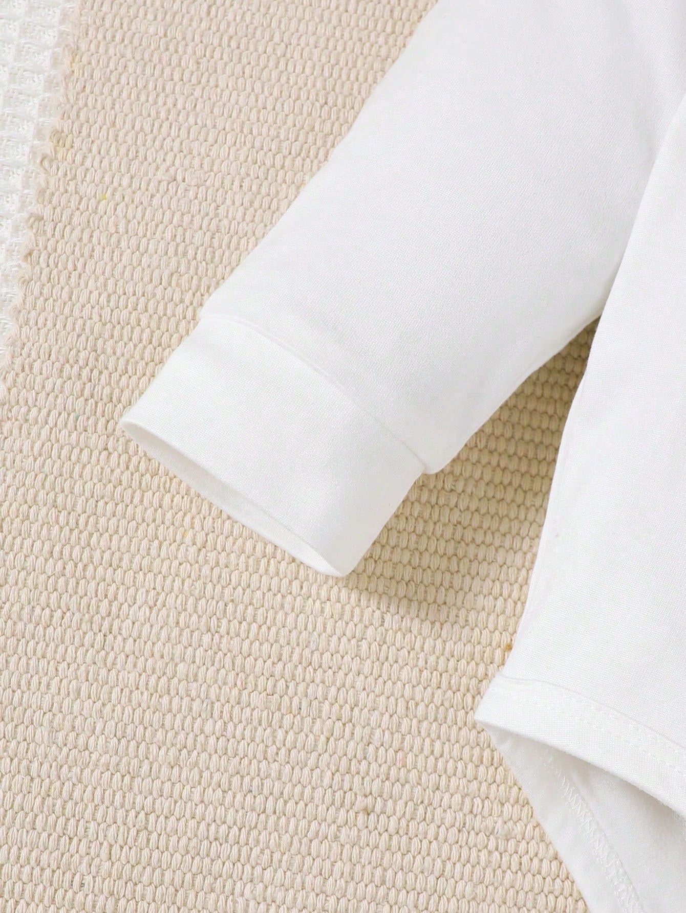 Prenda blanca pelele para bebe con detalle de manga larga