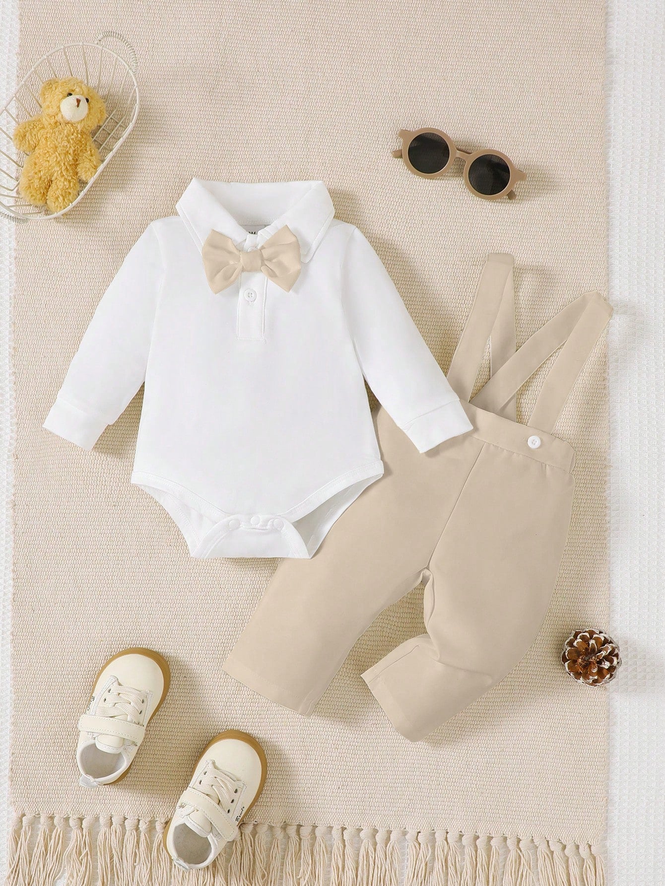 Prenda caqui conjunto para bebe con tirantes y moño vista frontal
