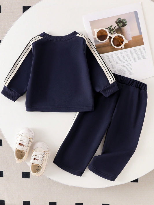 Conjunto casual azul marino sudadera y pantalón cómodo