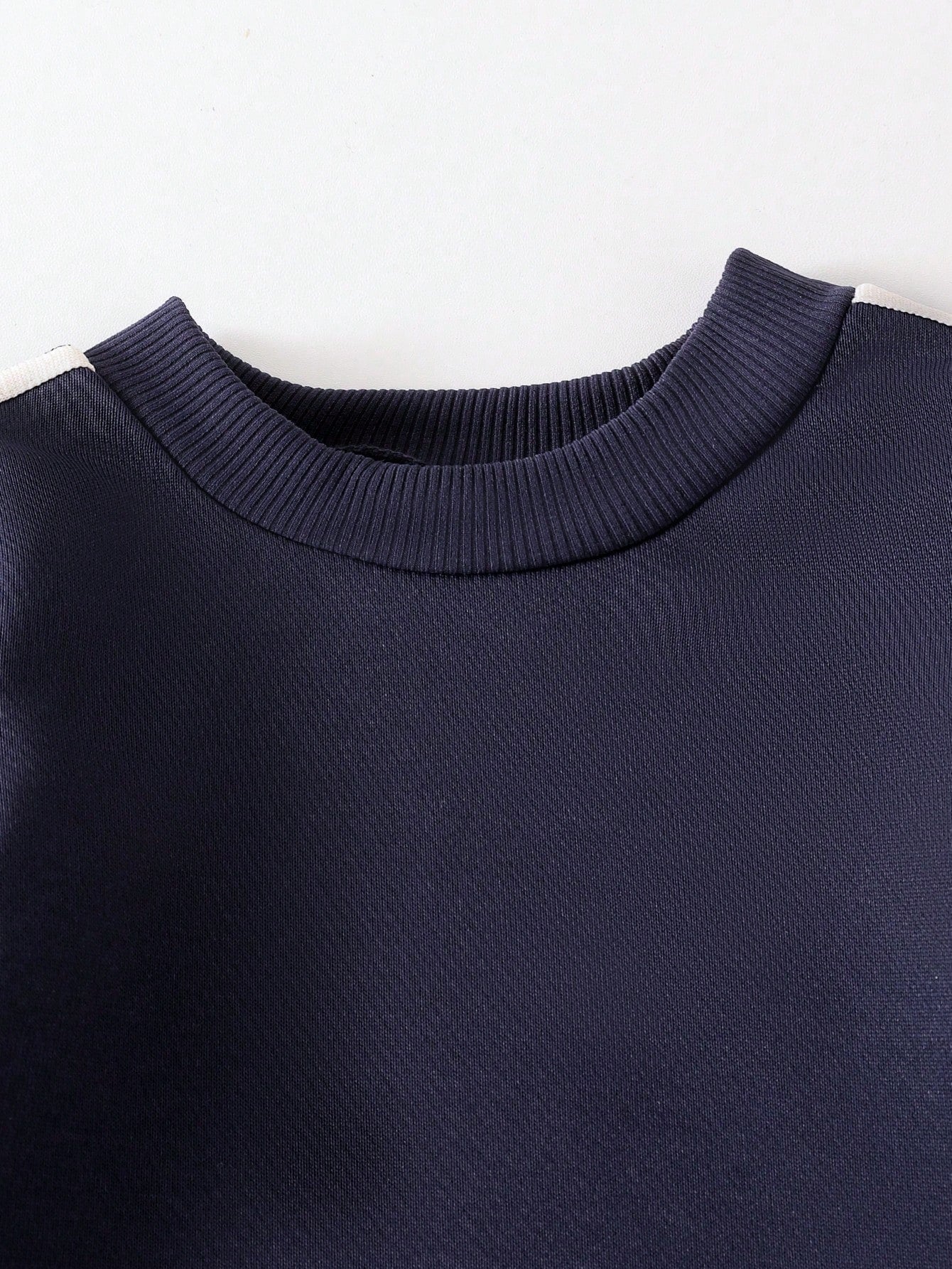 Conjunto casual azul marino sudadera y pantalón cómodo