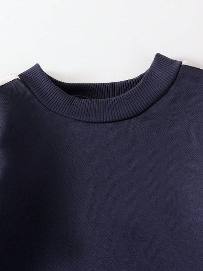 Conjunto casual azul marino sudadera y pantalón cómodo