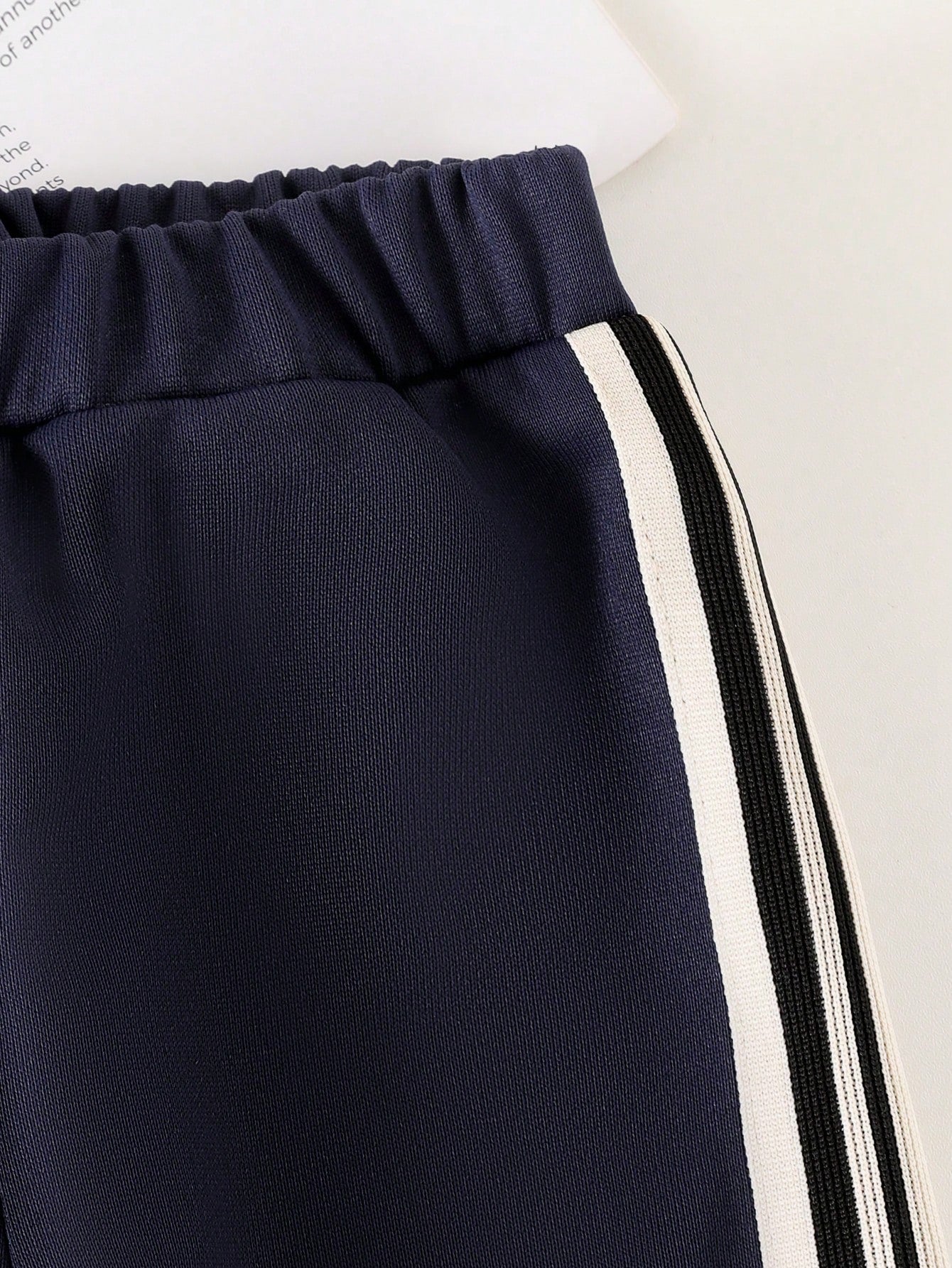 Conjunto casual azul marino sudadera y pantalón cómodo