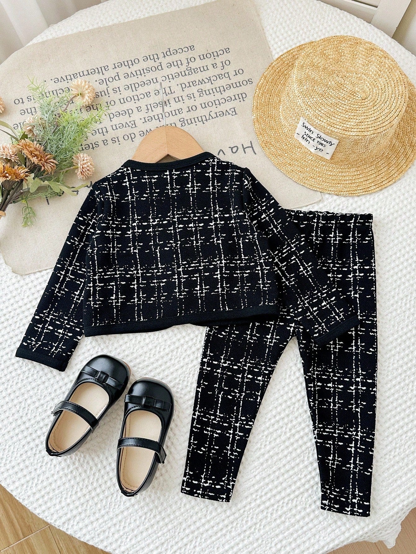 Prenda negra conjunto para bebe con cárdigan y leggings a cuadros vista trasera