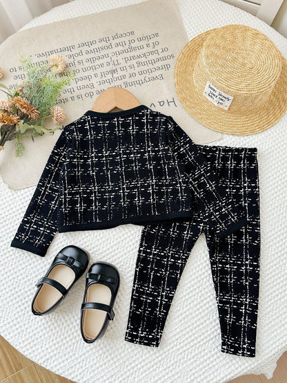 Prenda negra conjunto para bebe con cárdigan y leggings a cuadros vista trasera