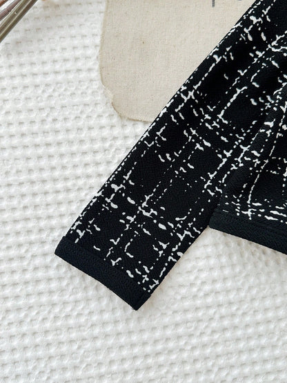 Prenda negra conjunto para bebe detalle de manga y estampado a cuadros