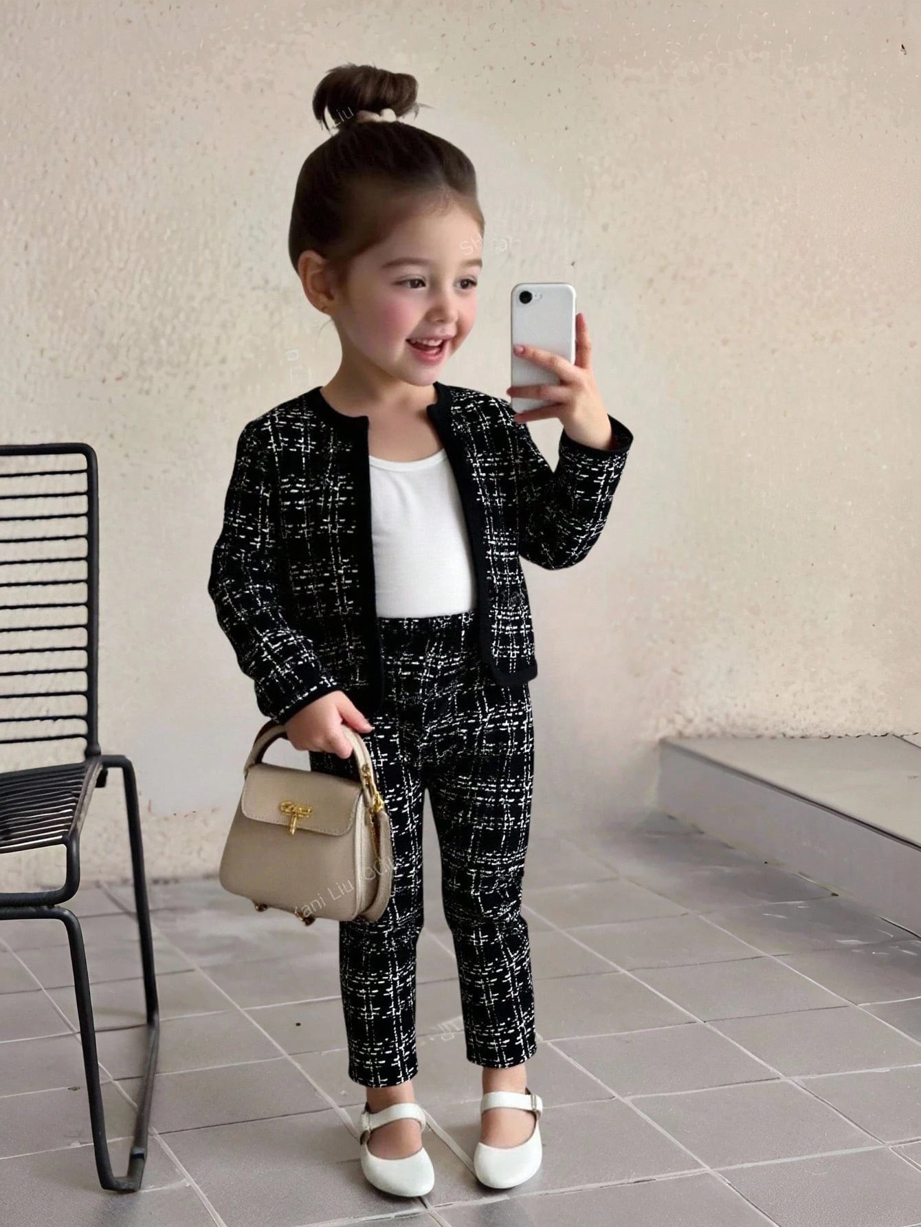 Prenda negra conjunto para bebe con cárdigan y leggings a cuadros modelado
