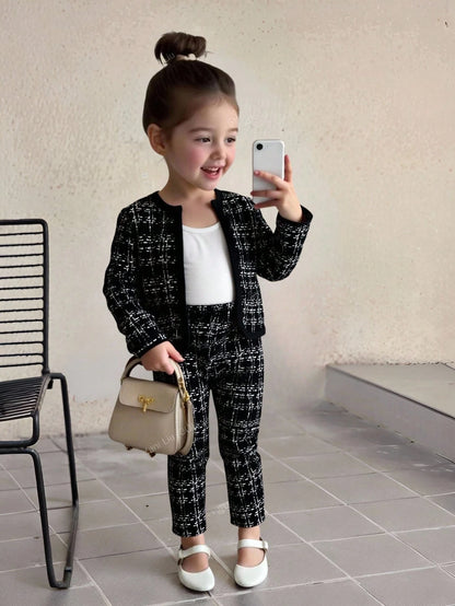Prenda negra conjunto para bebe con cárdigan y leggings a cuadros modelado