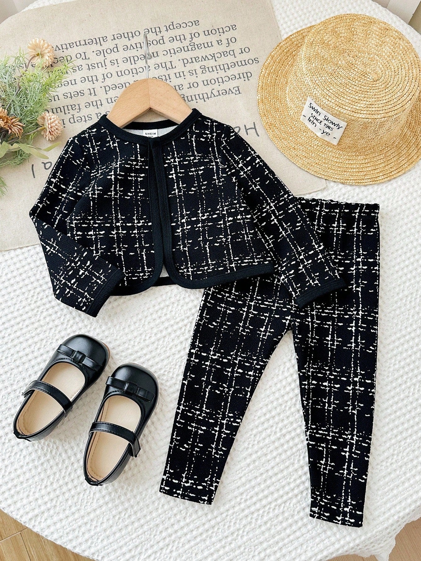 Prenda negra conjunto para bebe con cárdigan y leggings a cuadros vista frontal