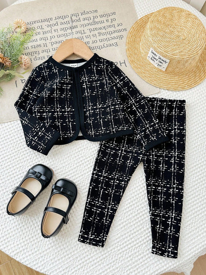 Prenda negra conjunto para bebe con cárdigan y leggings a cuadros vista frontal