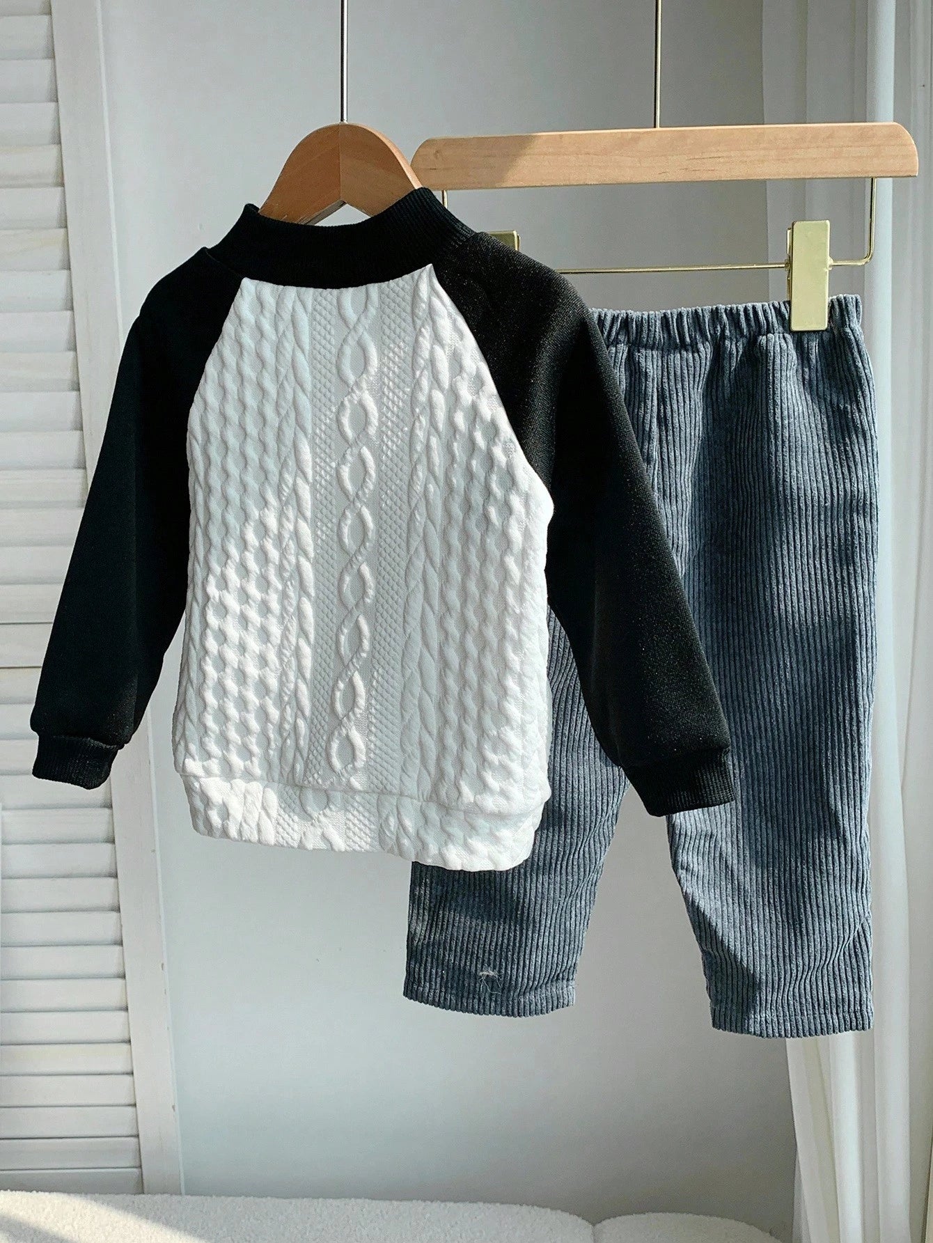 Conjunto casual multicolor sudadera texturizada y pantalón pana