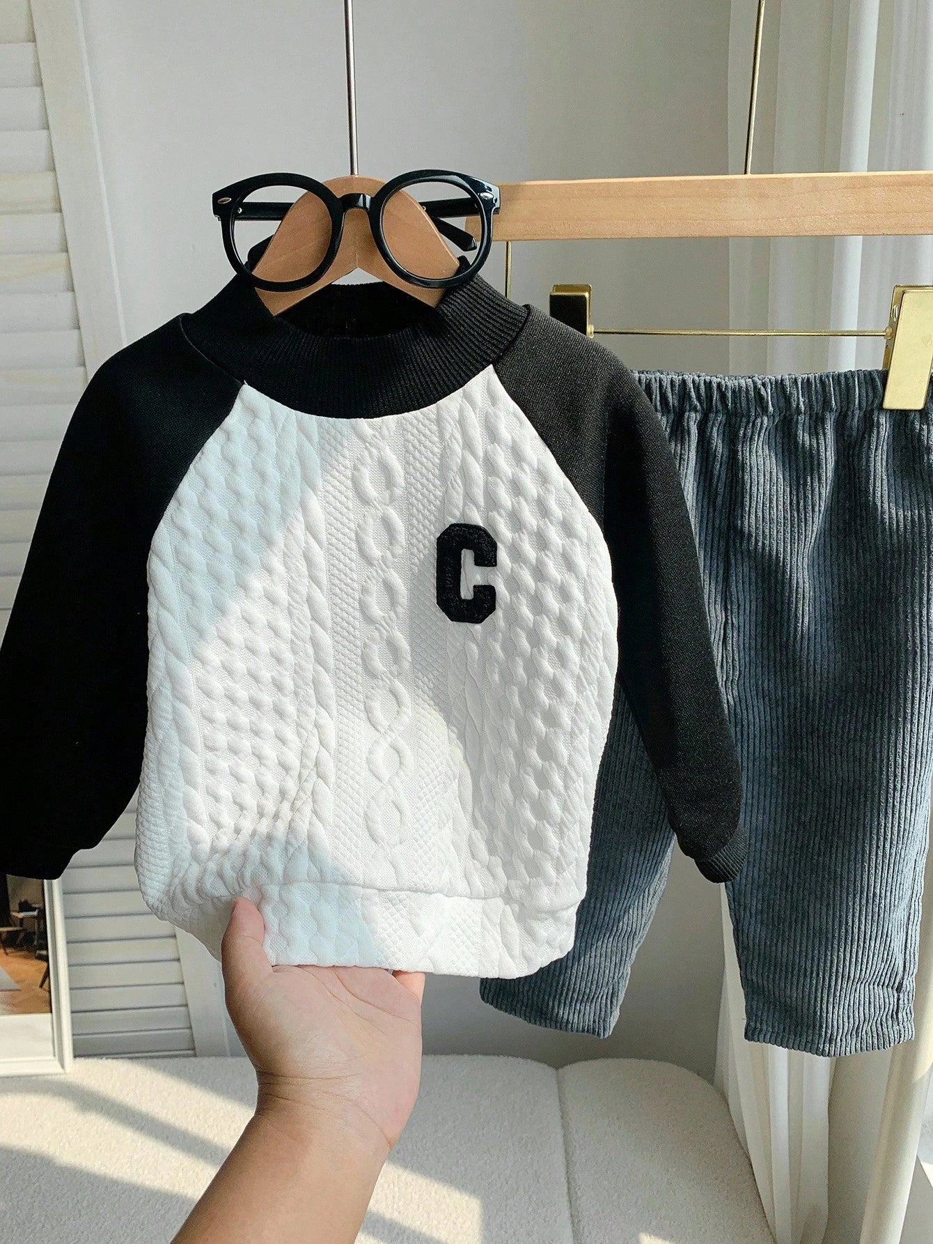 Conjunto casual multicolor sudadera texturizada y pantalón pana