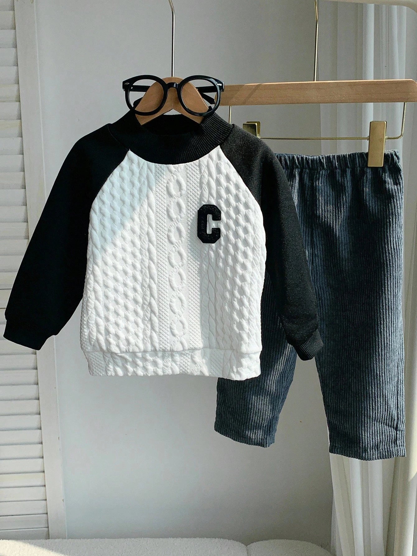 Conjunto casual multicolor sudadera texturizada y pantalón pana