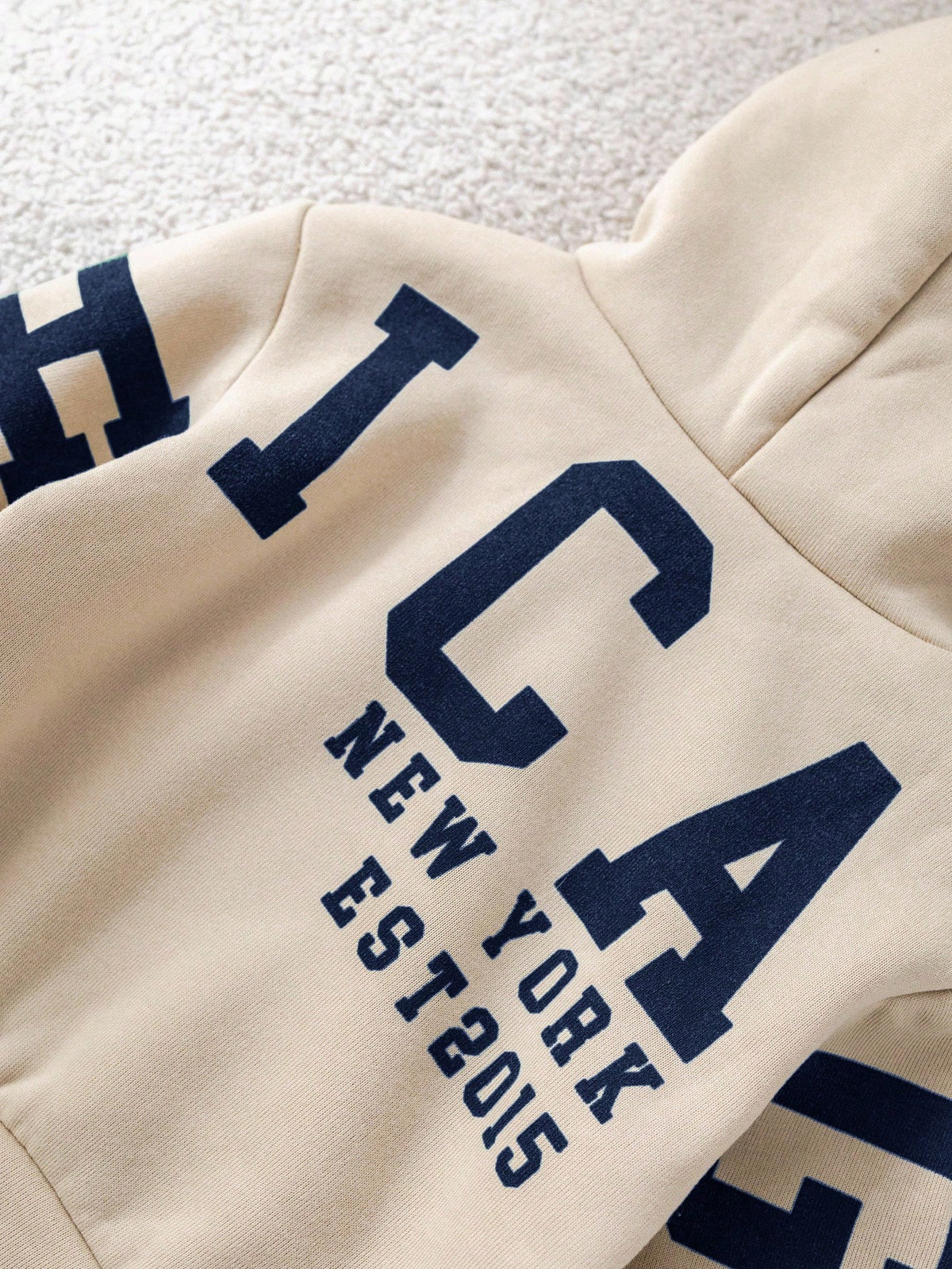 Sudadera beige para bebe con detalle de estampado universitario azul marino