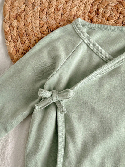 Conjunto verde suave de dos piezas con lazo lateral