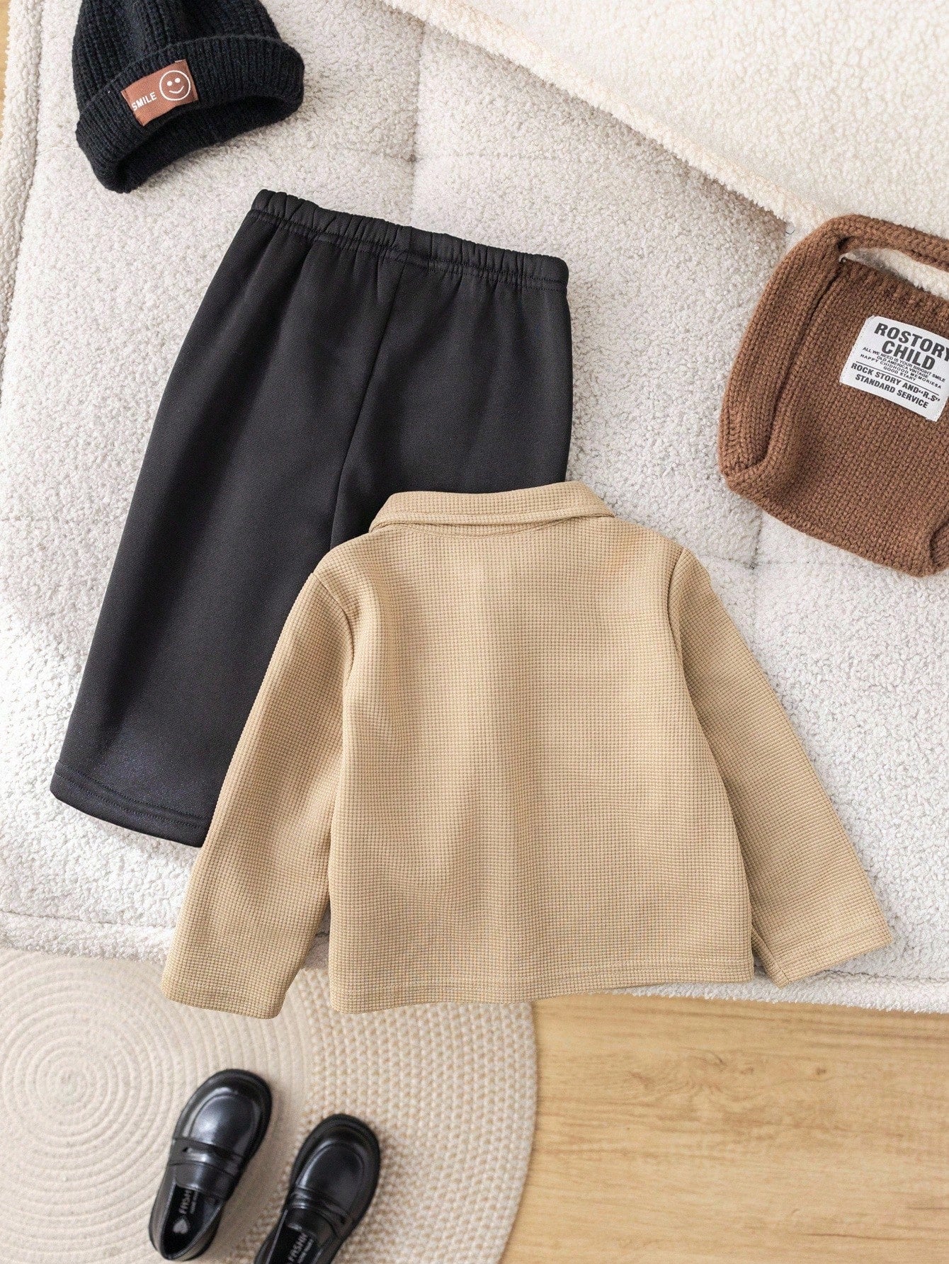 Prenda caqui conjunto para bebe con camisa texturizada y pantalán negro vista trasera