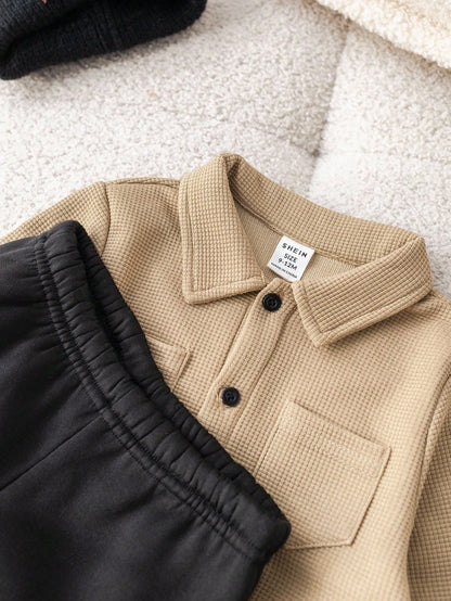 Prenda caqui conjunto para bebe con detalle de cuello camisero y textura waffle