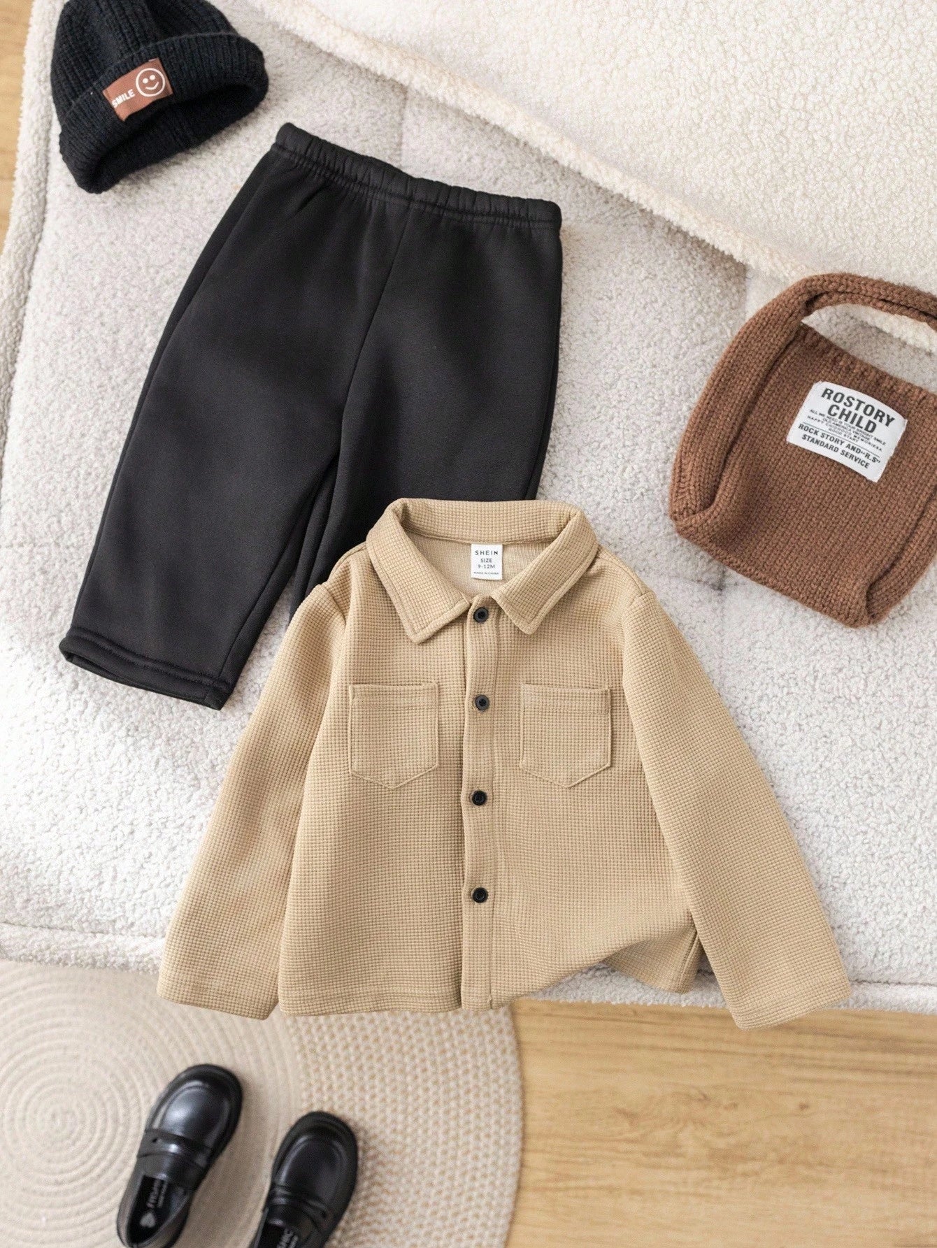 Prenda caqui conjunto para bebe con camisa texturizada y pantalón negro vista frontal