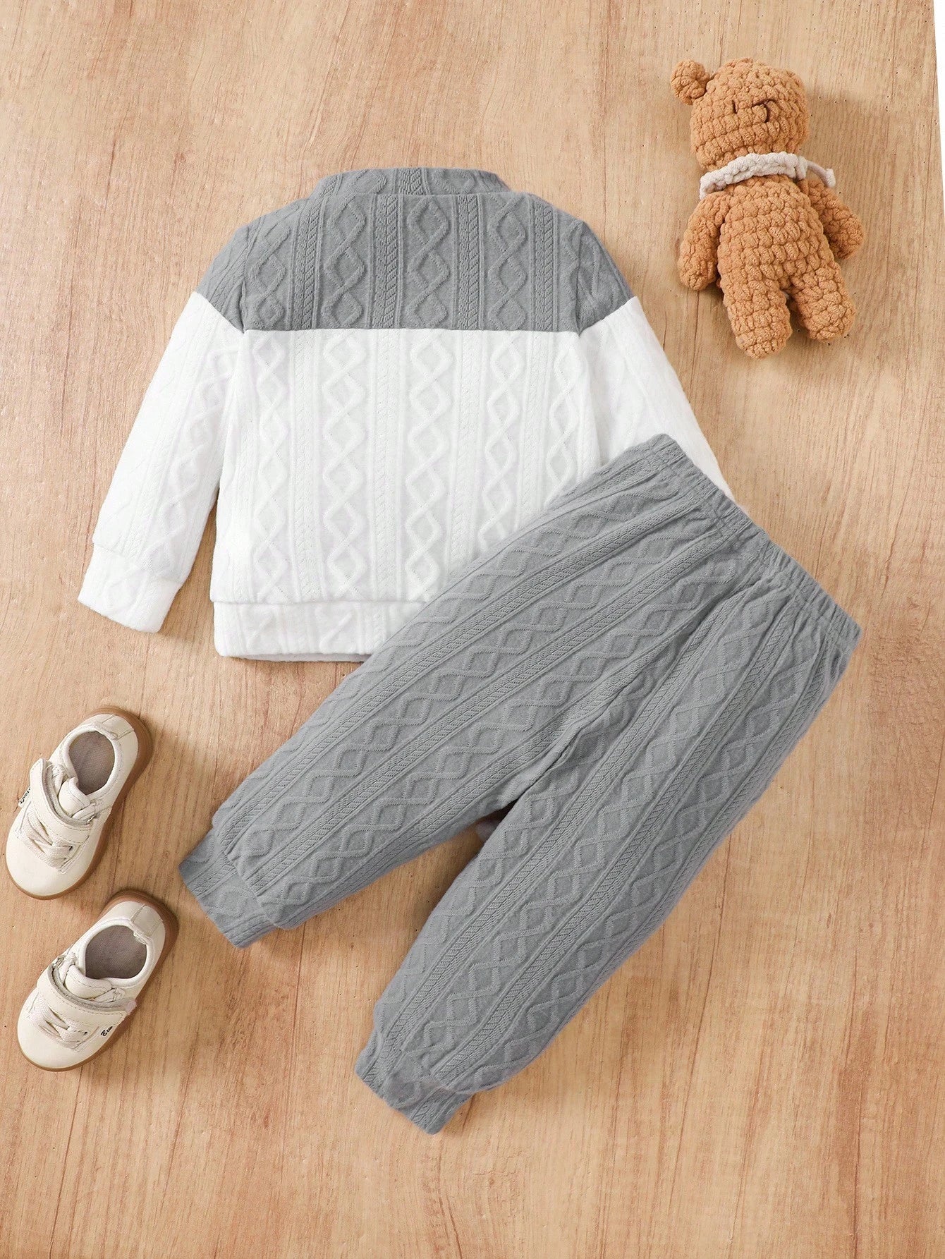Conjunto gris tejido suave de dos piezas