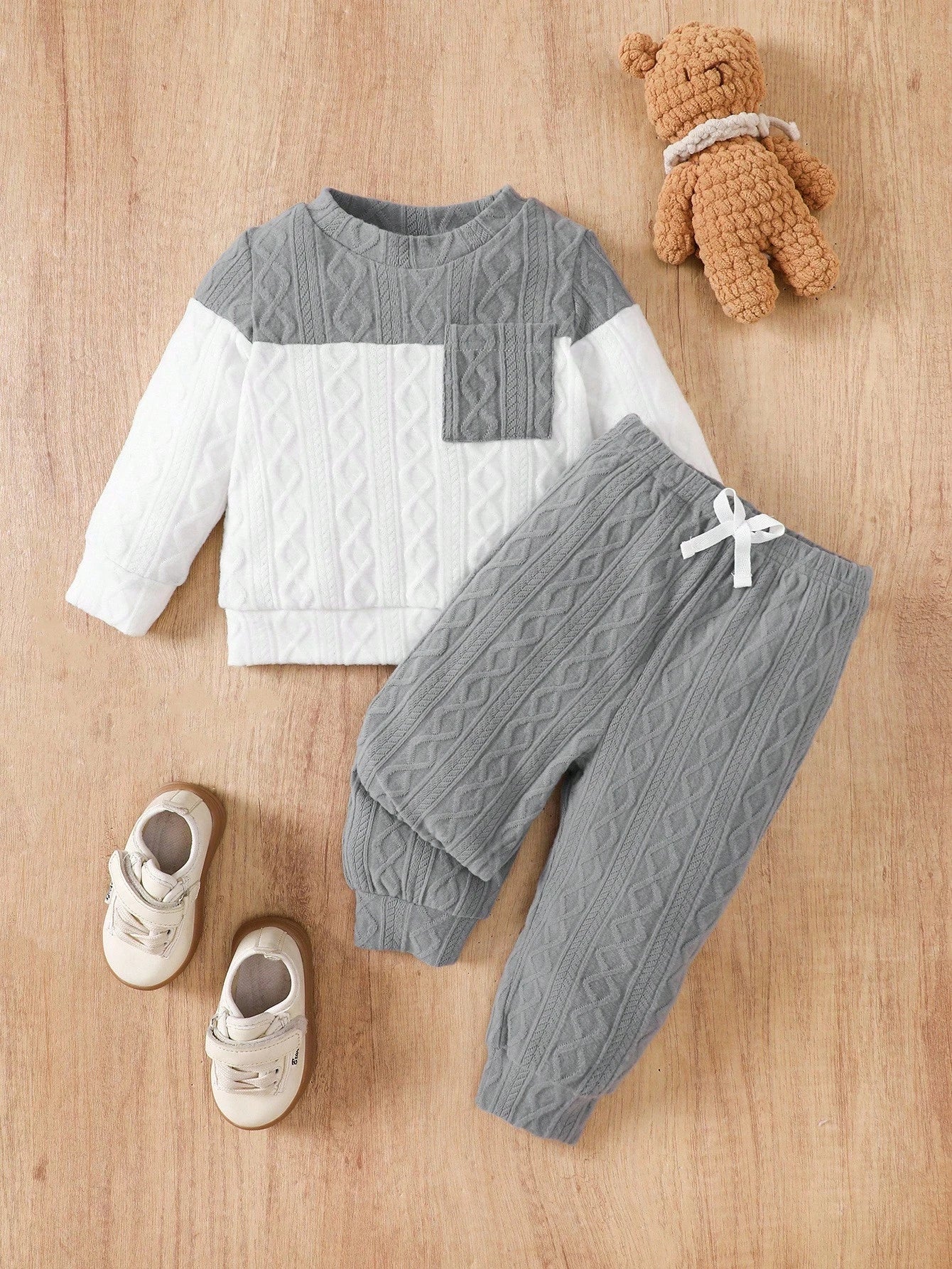 Conjunto gris tejido suave de dos piezas