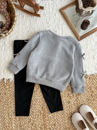 Conjunto gris con cárdigan de lazos y leggings