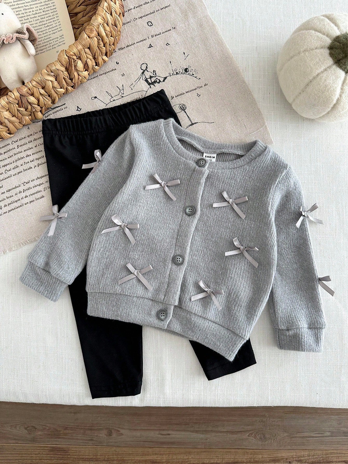 Conjunto gris con cárdigan de lazos y leggings