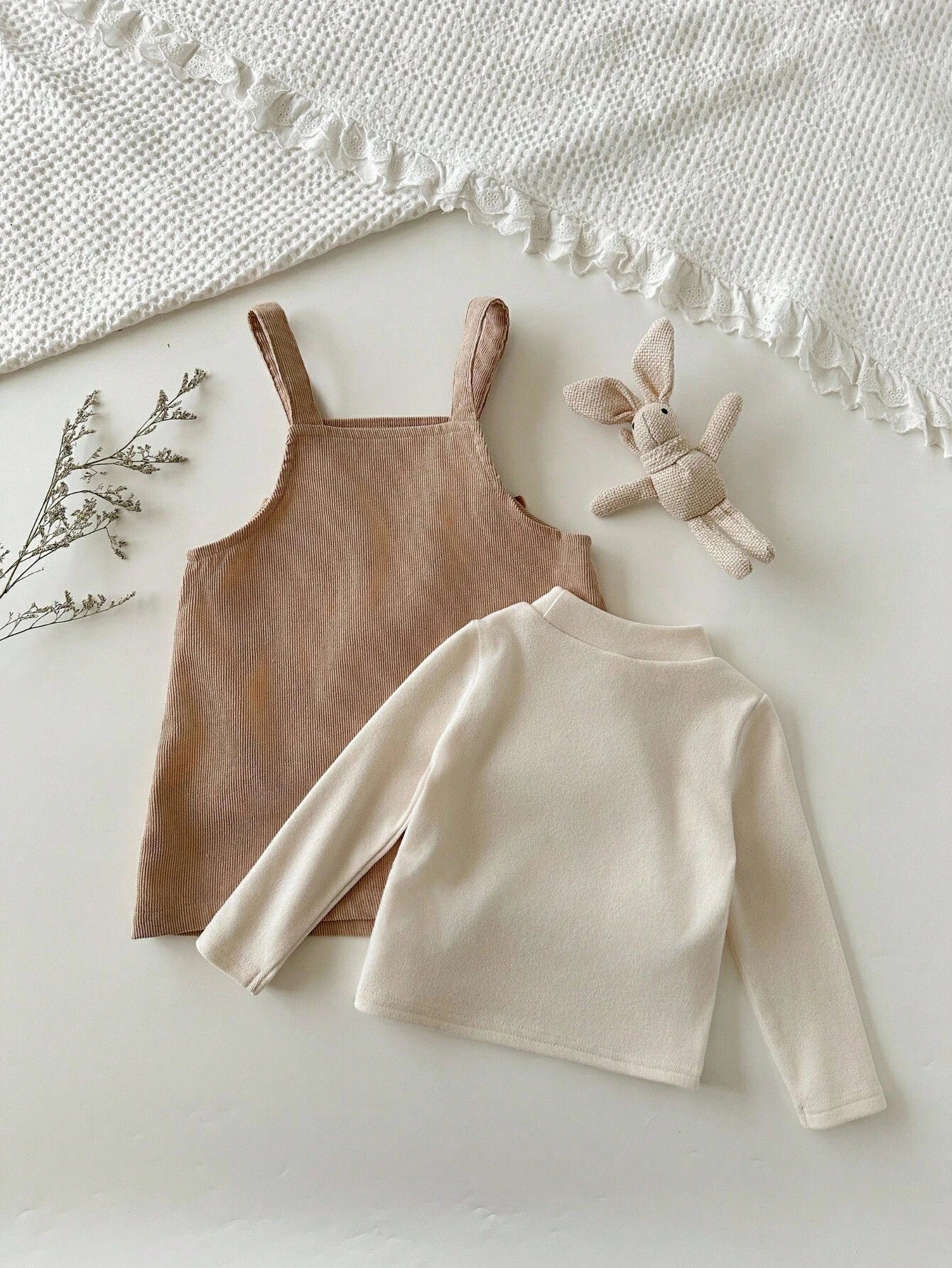 Conjunto caqui de vestido peto y blusa suave