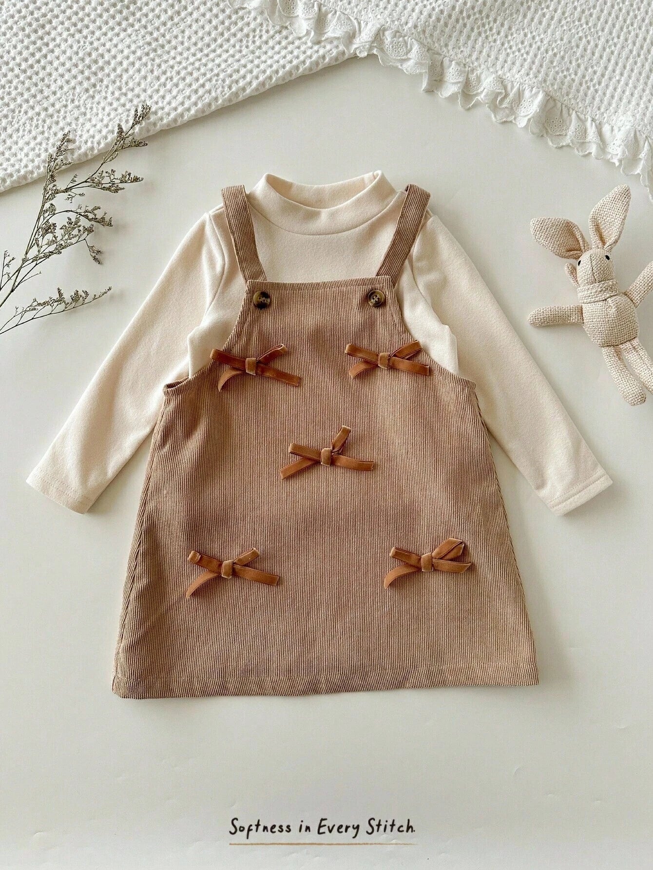Conjunto caqui de vestido peto y blusa suave
