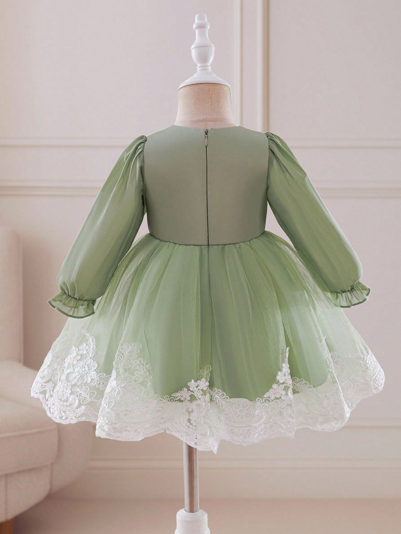 Prenda verde vestido para bebe con tul y encaje floral blanco vista trasera