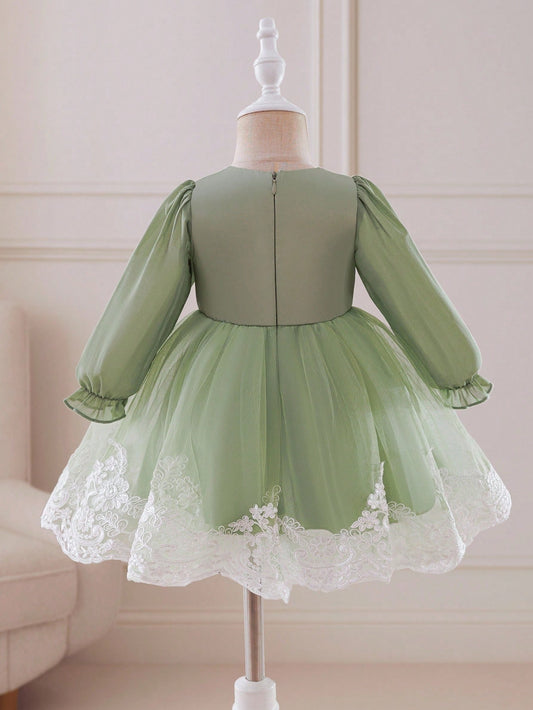 Prenda verde vestido para bebe con tul y encaje floral blanco vista trasera
