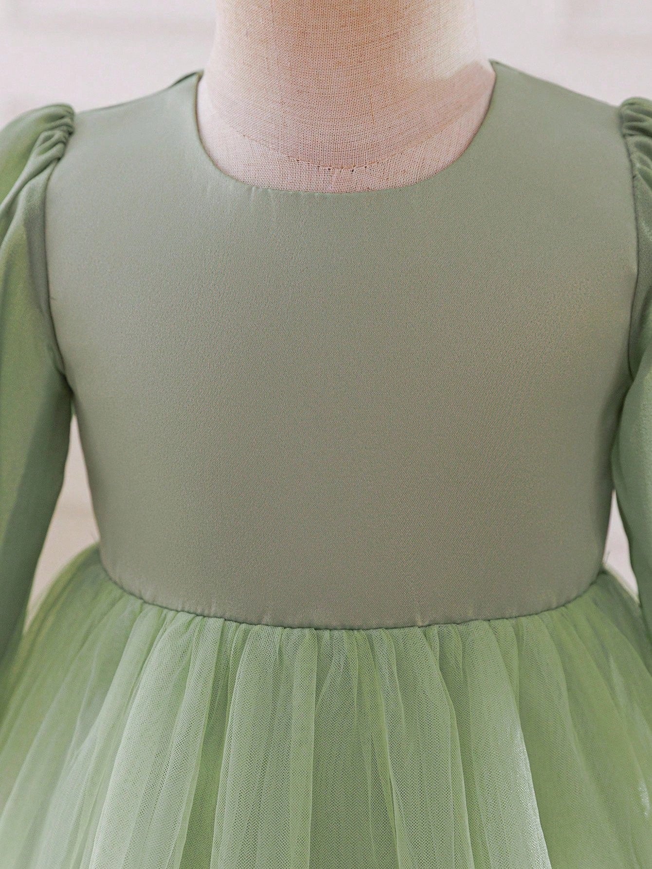 Prenda verde vestido para bebe con detalle de escote redondo y mangas farol