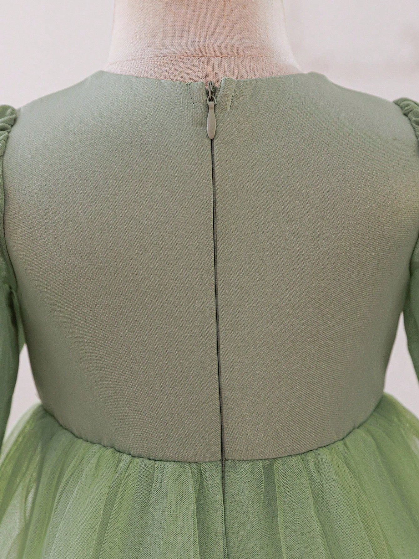 Prenda verde vestido para bebe con detalle de cierre trasero