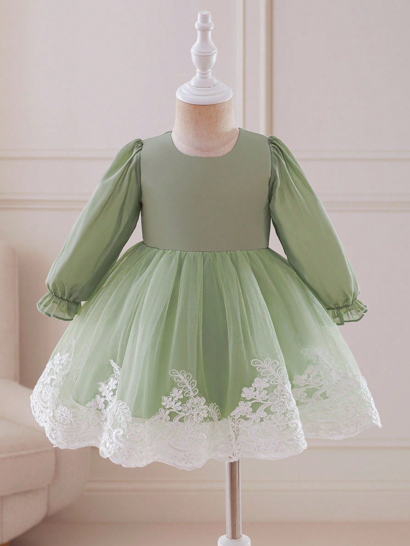 Prenda verde vestido para bebe con tul y encaje floral blanco vista frontal