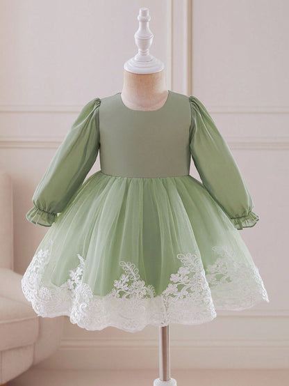 Prenda verde vestido para bebe con tul y encaje floral blanco vista frontal