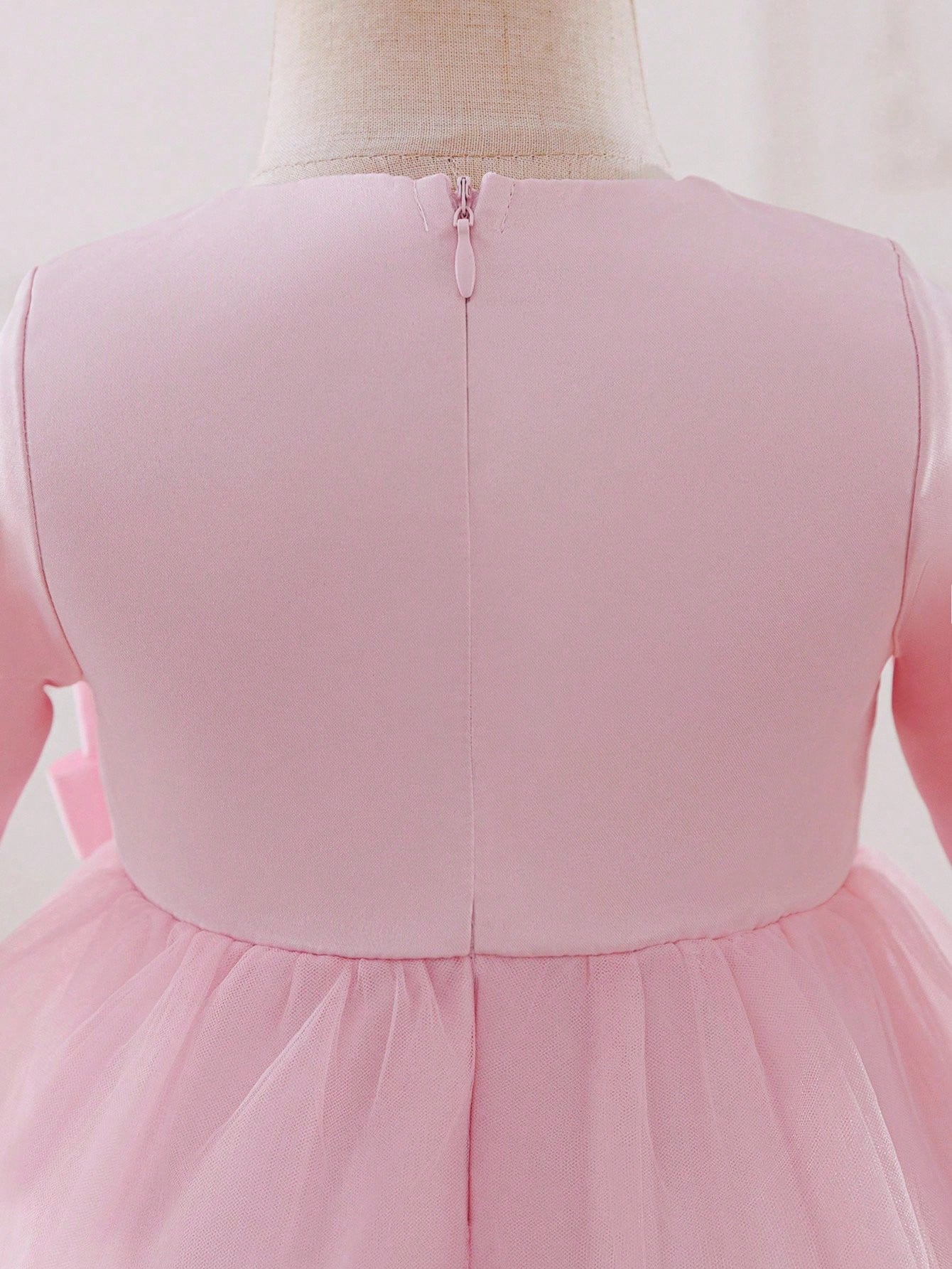 Prenda rosa vestido para bebe con detalle de cierre trasero