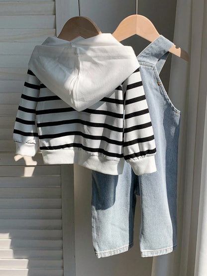 Prenda blanca conjunto para bebe con sudadera a rayas y overol de mezclilla vista trasera