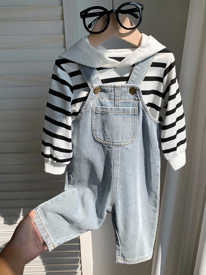 Prenda blanca conjunto para bebe con sudadera a rayas y overol azul detalle frontal