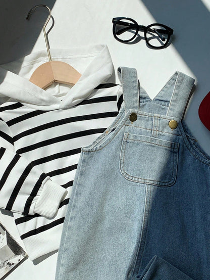 Prenda blanca conjunto para bebe detalle de sudadera a rayas y overol de mezclilla