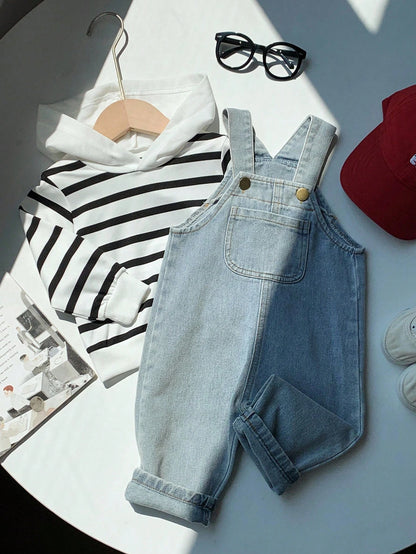 Prenda blanca conjunto para bebe con sudadera a rayas y overol de mezclilla vista frontal