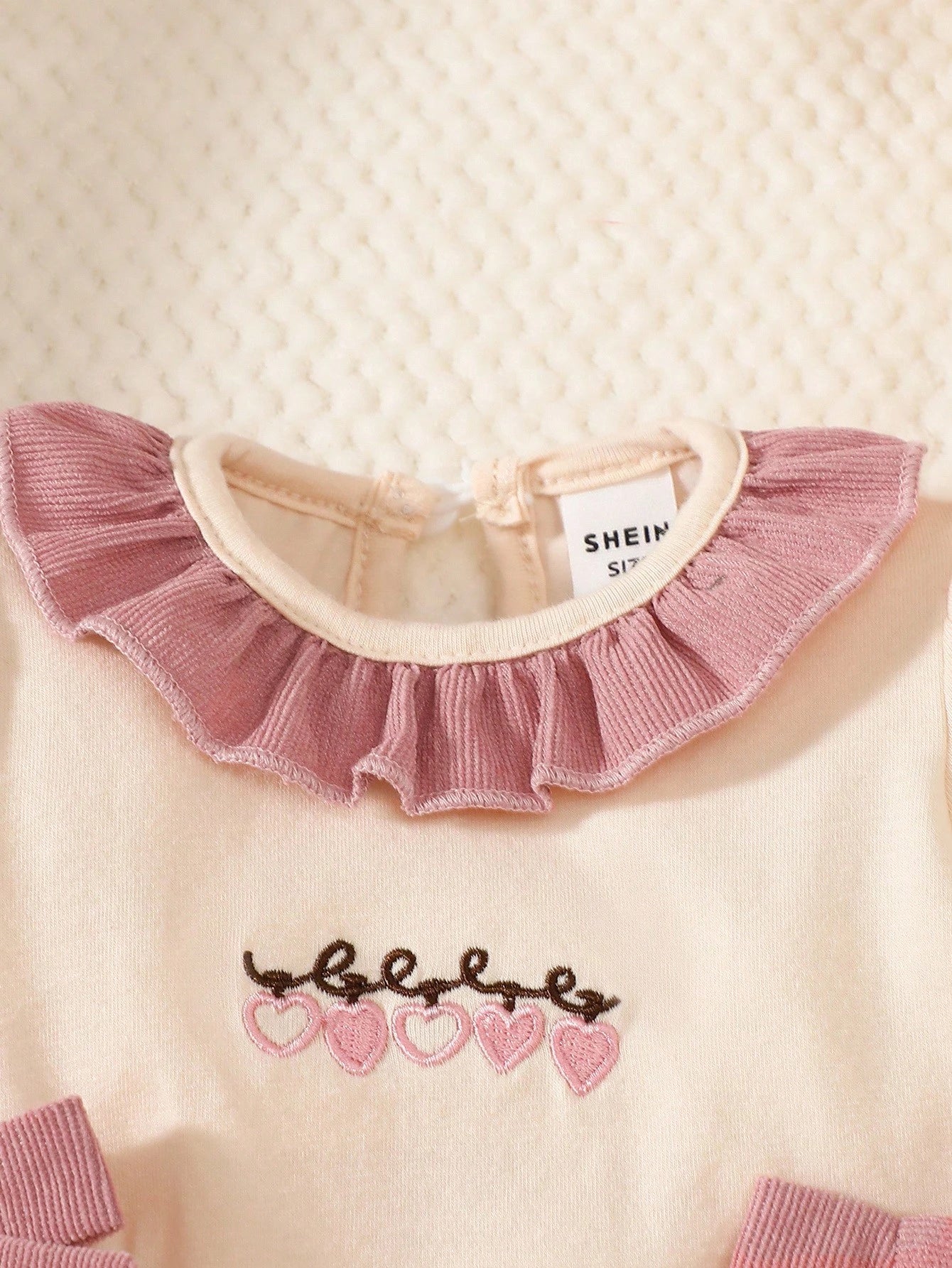 Prenda albaricoque vestido para bebe detalle de bordado frontal