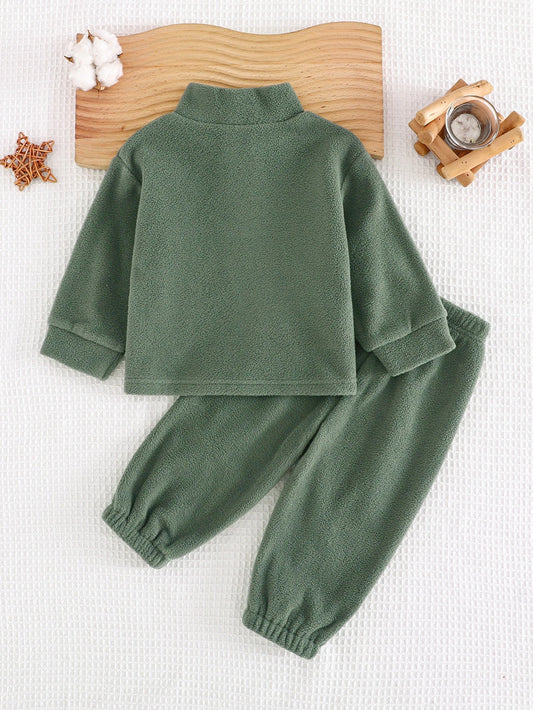 Conjunto de felpa verde olivo para bebé con sudadera y pantalón, vista trasera