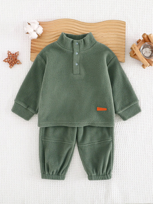 Conjunto de felpa verde olivo para bebé con sudadera de cuello alto y pantalón, vista frontal