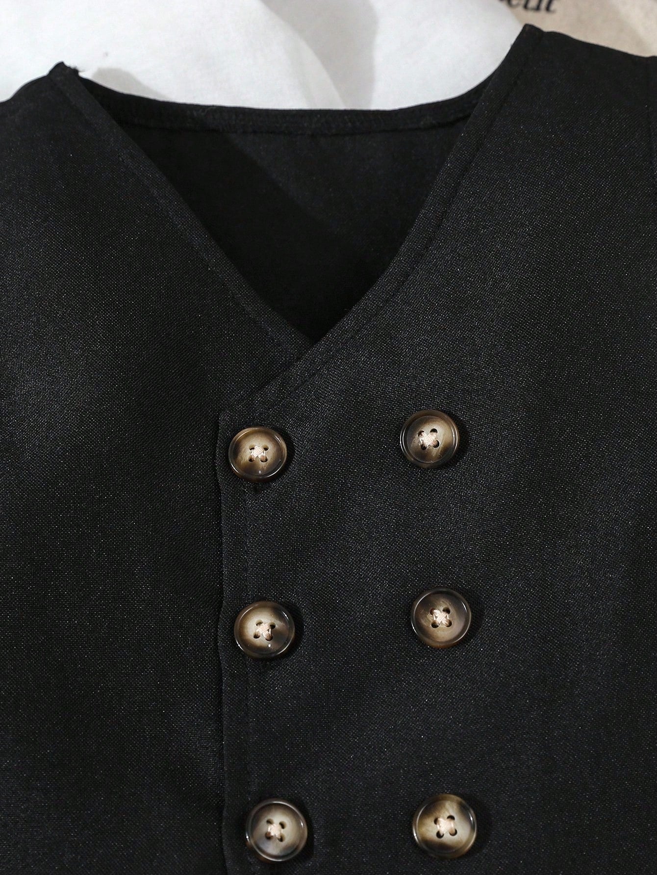 Conjunto negro elegante con chaleco cruzado y pantalón clásico