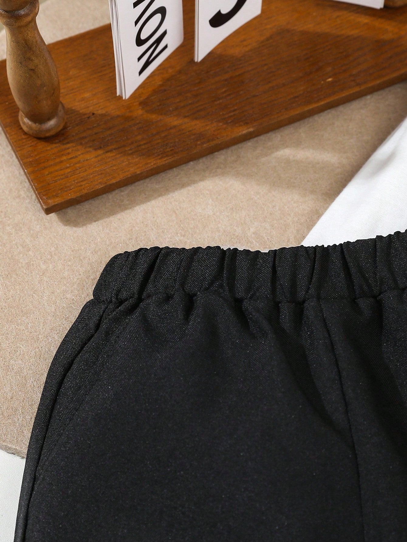 Conjunto negro elegante con chaleco cruzado y pantalón clásico