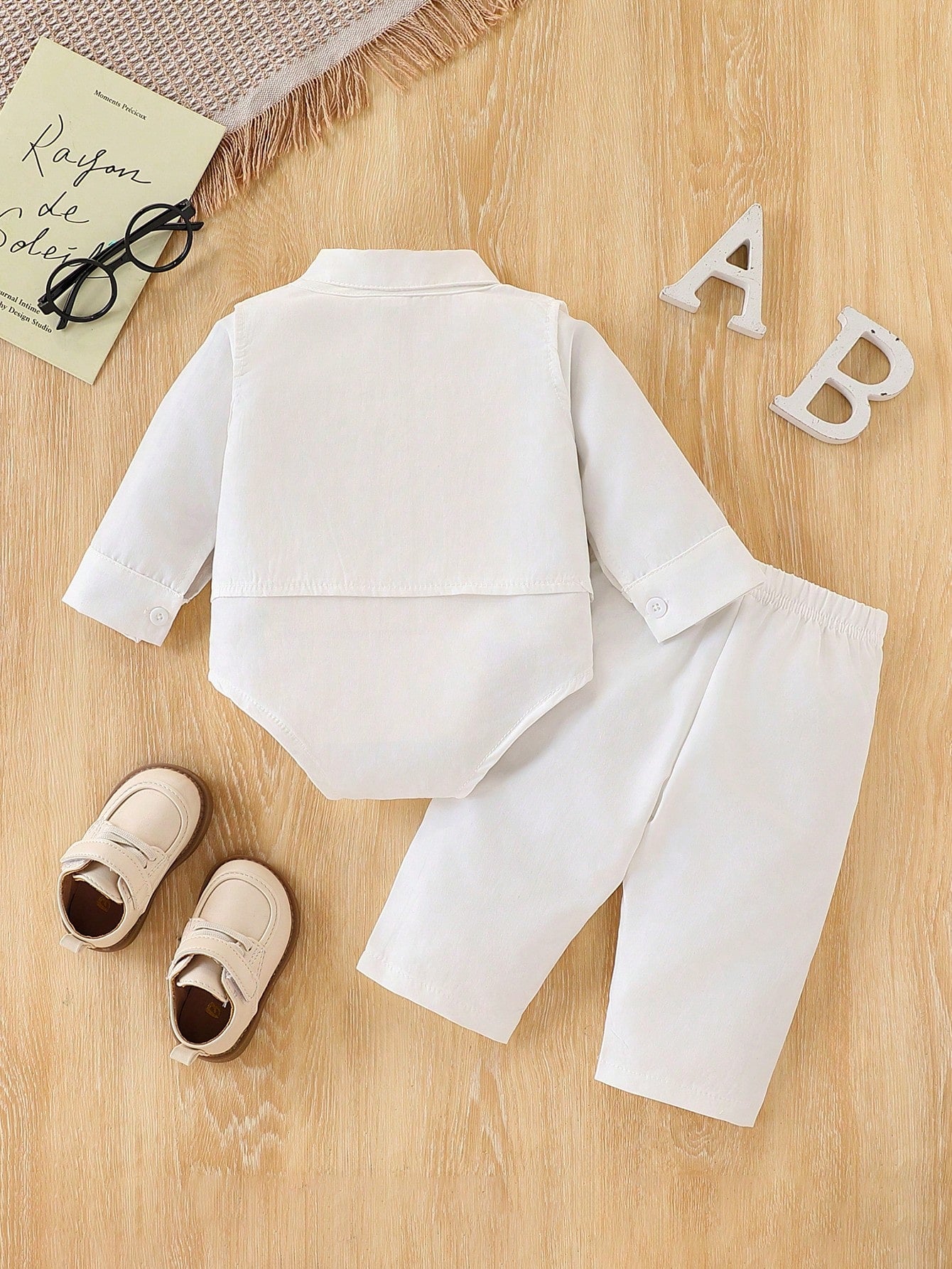 Prenda blanca conjunto para bebe con body, chaleco y pantalán vista trasera